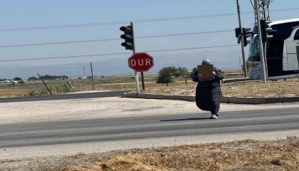 Trafik ışıklarındaki dilenciler, zabıtayla karşılaşınca arkalarına bakmadan kaçtılar