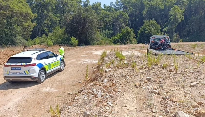 Trafik uygulamasını görünce motosikletini ormanlık alana bırakıp kaçtı, cezadan kaçamadı
