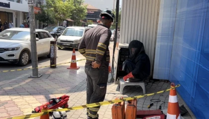 Trafoda yangın çıktı, vatandaşlar ATMden para çekmeye devam etti