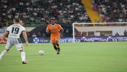 Trendyol Süper Lig: Corendon Alanyaspor: 0 - Beşiktaş: 0 (İlk yarı)