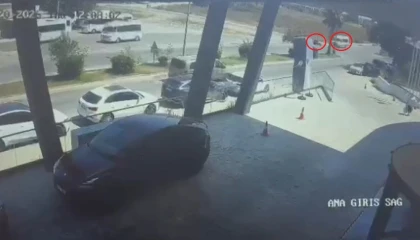 Tur minibüsü ile motosiklet çarpıştı: 1 yaralı