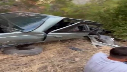 Uçuruma yuvarlanan otomobilin sürücüsü yaralandı