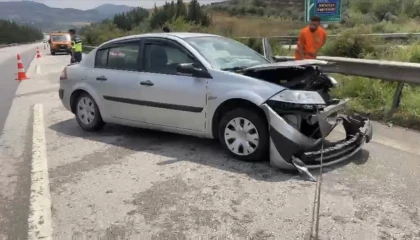 Yağışlı havada kontrolden çıkan otomobil bariyerlere çarptı: 4 yaralı