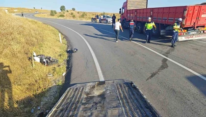 Yalvaçta kamyonla çarpışan motosikletli, kaskı sayesinde kazayı ağır yaralanmadan atlattı