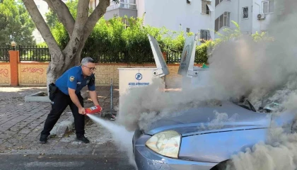 Yanan araca bahçe hortumu ve yangın tüpü ile müdahale ettiler