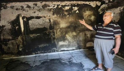 Yaşlı çiftin alevlere teslim olan 40 yıllık evlerinden geriye camı renklendiren çiçekleri kaldı