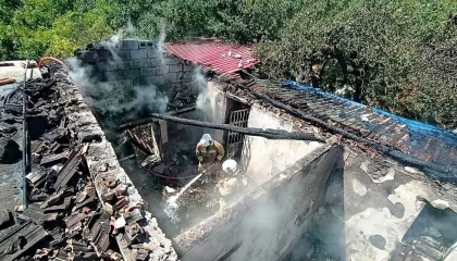 Yayladağında müstakil ev yandı