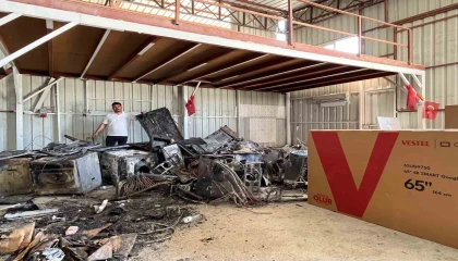 Yetkili servisin önündeki beyaz eşyalar ardı ardında patlayarak alevlere teslim oldu