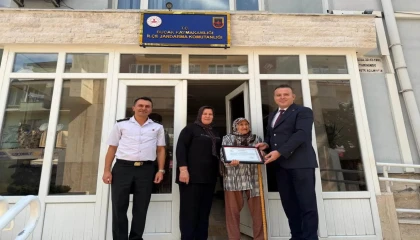 Yıllarca simit satarak kazandıkları evlerini jandarmaya bağışladı