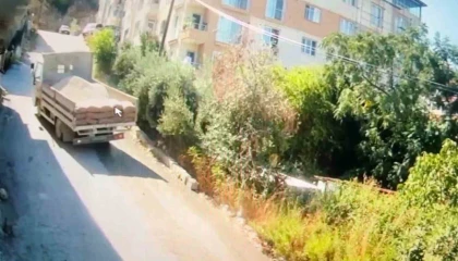 Yokuşu çıkamayan kum yüklü kamyon incir toplayan 10 çocuk annesini canından etti: Kaza anı kamerada
