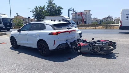 Yolda aniden duran araca motosiklet çarptı