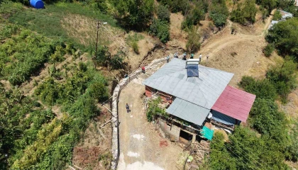Yolu olmayan yatalak vatandaş için köylü arazisini verdi, belediye yol yaptı