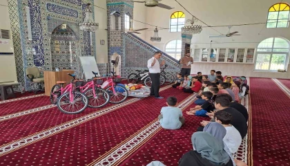 Yumurtalıkda Kuran kursunu tamamlayan öğrencilere hediye