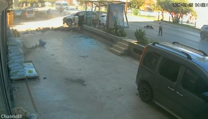 3 kişinin yaralandığı kazada parçalanan otomobilin direksiyonundan yürüyerek indi