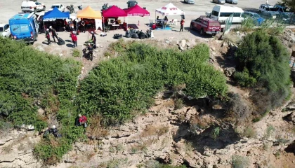 35 metrelik falezlerden halatlarla sarkıp temizlik yaptılar