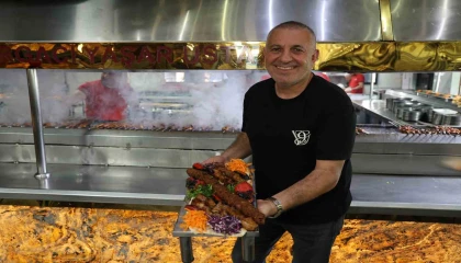 Adana Lezzet Festivalinde kebapçılar dumana hazırlanıyor