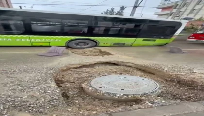 Adanada belediye otobüsü yağış sonrası oluşan çukura düştü