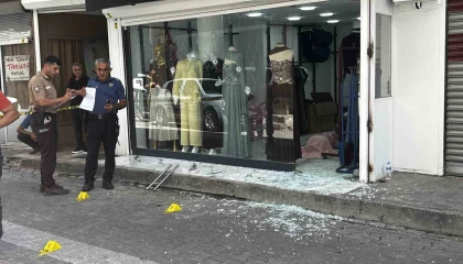 Adanada iş yerine silahlı saldırı: Cama 9 kurşun isabet etti