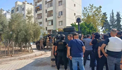 Adanada kesinleşmiş hapis cezası olan şahıs elindeki patlayıcıyla polise direniyor