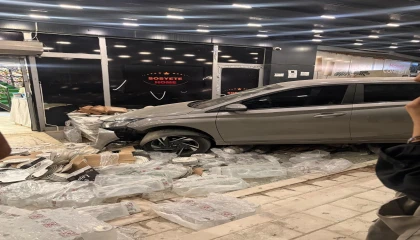 Adanada kontrolden çıkan iki otomobil peş peşe mağazaya girdi: 2 yaralı