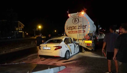 Akaryakıt tankerine ok gibi saplanan otomobil, tankerin yakıtının boşaltılmasıyla çıkartılabildi