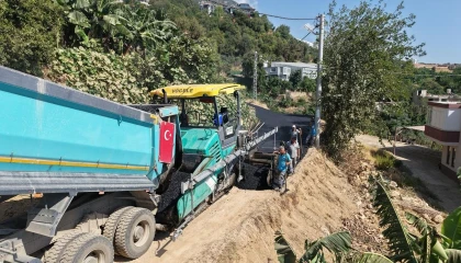 Alanyada 2.5 kilometrelik sıcak asfalt çalışması tamamlanıyor