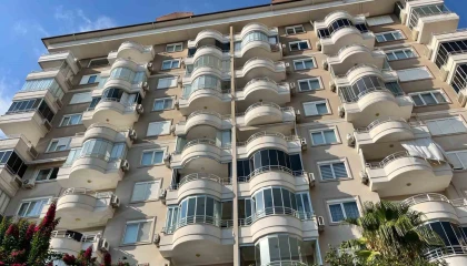 Alanyada daireden gelen duman ekipleri alarma geçirdi