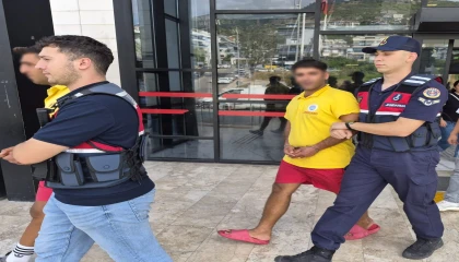 Alanyada market çalışanını bıçaklayan 2 kardeş tutuklandı