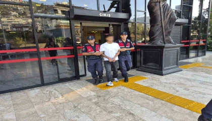 Alanyada polise silah doğrultan şüpheli tutuklandı