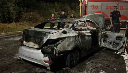 Alanyada seyir halindeki otomobil alevlere teslim oldu