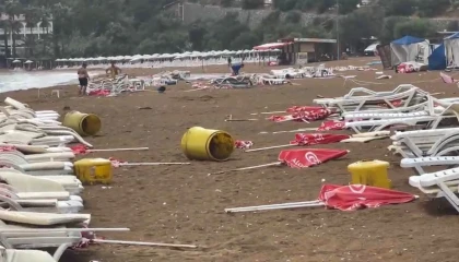 Alanyada şiddetli rüzgar sahili savaş alanına çevirdi: Şezlonglar metrelerce sürüklendi