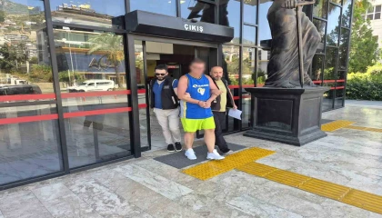 Alanyada Türk bayrağına tüküren İngiliz turist tutuklandı