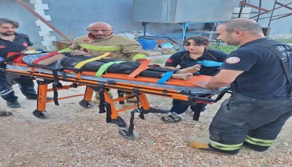 Altınözünde devrilen traktörün altında kalan 3 kişi yaralandı