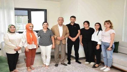 Antakya Belediye Başkanı Yapar, evlerine kavuşan depremzede ailelerle bir araya geldi