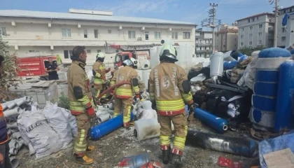 Antakyada şantiye içerisinde malzemeler alevlere teslim oldu
