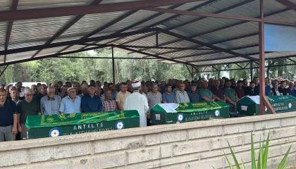 Antalya aile faciasında hayatını kaybedenler yan yana defnedildi, cenazede gözyaşları sel oldu