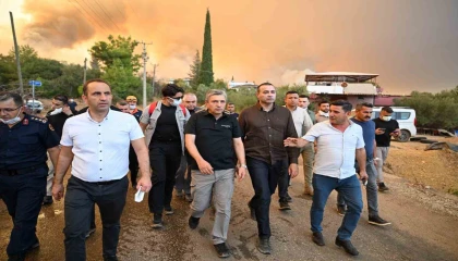 Antalya Valisi Şahin: Aksu yangını devam ediyor, Kumluca yangınının enerjisi düşürüldü