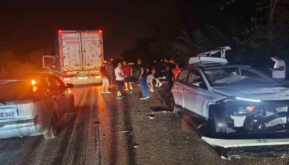 Antalyada 4 aracın karıştığı kazada ortalık savaş alanına döndü