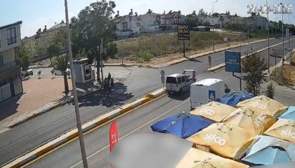 Antalyada hafif ticari araçla çarpışan 3 tekerlekli motosikletin sürücüsü yaralandı