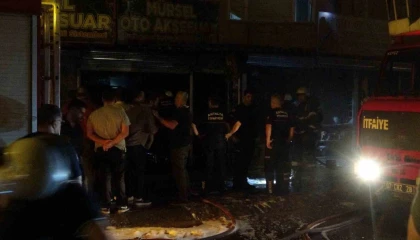 Antalyada iki iş yerinde yangın: Alevler üst kattaki eve de zarar verdi