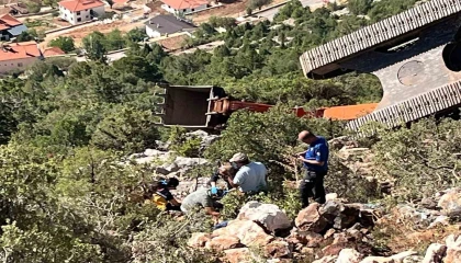 Antalyada iş makinesi 60 metrelik uçuruma yuvarlandı operatör yaralı kurtuldu