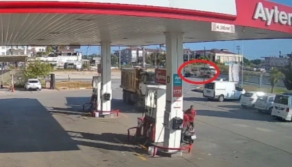 Antalyada kamyonet ile otomobil çarpıştı