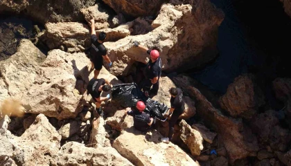 Antalyada kayıp olarak aranan kadının cansız bedeni 35 metrelik falezlerin dibinde bulundu