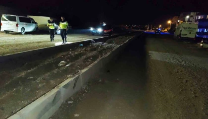 Antalyada kontrolden çıkan otomobil refüje çarptı: 1 yaralı