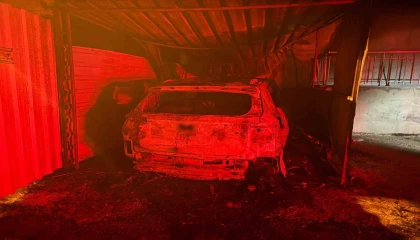 Antalyada korkutan yangın: Otomobil küle döndü, alevler 3 katlı binaya sıçradı