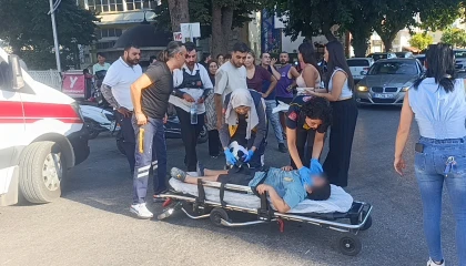 Antalyada motosiklet ile otomobil çarpıştı: 2 yaralı