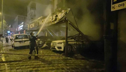 Antalyada oto galeride yangın: 4 araç ve apartman hasar gördü