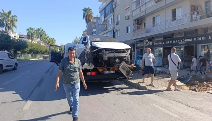 Antalyada otomobil önce yayaya çarptı ardından otobüs durağına daldı: 3 yaralı