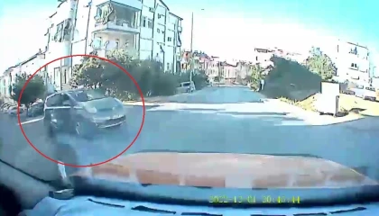 Antalyada otomobilin taksiye çarptığı kaza anı araç kamerasına yansıdı