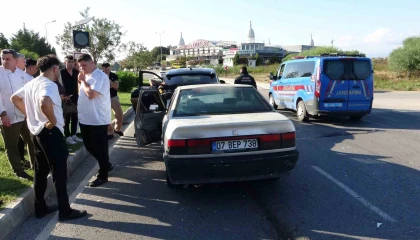 Antalyada otomobiller çarpıştı: 1 yaralı